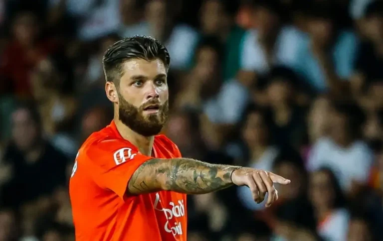 Duje Ćaleta-Car cabizbajo en el Reale Arena, representando la crisis de la filosofía de fichajes de la Real Sociedad ante el bajo rendimiento de los refuerzos externos.