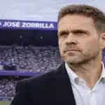 Luis García Tevenet, entrenador del Real Valladolid, con gesto serio frente al Estadio José Zorrilla tras la derrota ante el Castellón.