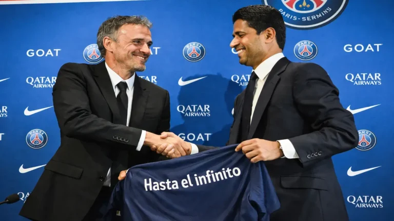 Luis Enrique Martínez, entrenador del PSG, durante la celebración de uno de sus cinco títulos en 2025.