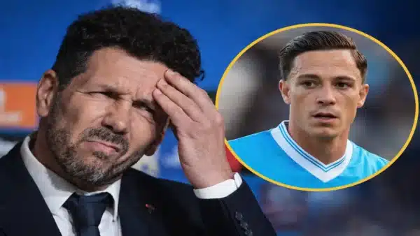 Diego Simeone pensativo en el despacho del Atlético de Madrid tras conocerse el bloqueo del mercado