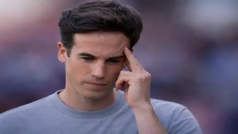 Iñigo Pérez, entrenador del Rayo Vallecano, analizando el partido con sus informes