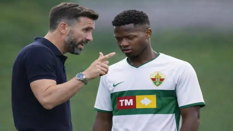 Ansu Fati con la camiseta del Barça y Eder Sarabia dirigiendo al Elche en Primera División