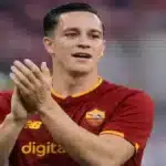 Giacomo Raspadori con la camiseta de la AS Roma, ilustrando su inminente fichaje procedente del Atlético de Madrid para el mercado de invierno