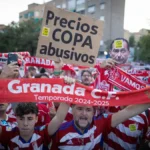 Aficionados del Granada CF con pancartas de protesta frente al Nuevo Los Cármenes por los precios de las entradas de Copa del Rey.