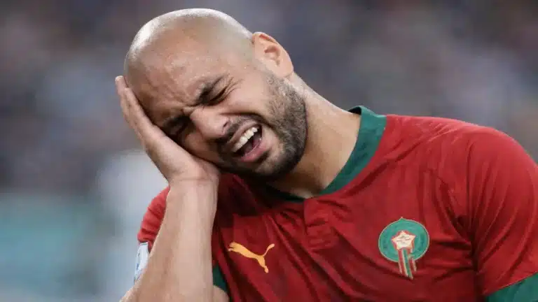 Sofyan Amrabat con gesto de dolor durante un partido, antes de confirmarse su operación de tobillo