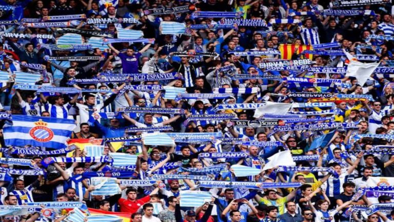 fición del RCD Espanyol con bengalas y bufandas en el recibimiento masivo 'Camino a la gloria' previo al derbi
