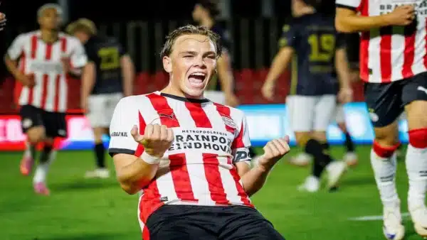Robin van Duiven celebrando un gol con el PSV y Jordi Altena en acción defensiva, objetivos del Real Valladolid