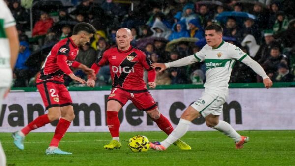 Héctor Fort celebrando su gol con el Elche CF ante el Rayo Vallecano en el Martínez Valero