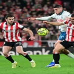 ugadores del Athletic Club y el RCD Espanyol luchando por un balón en San Mamés.