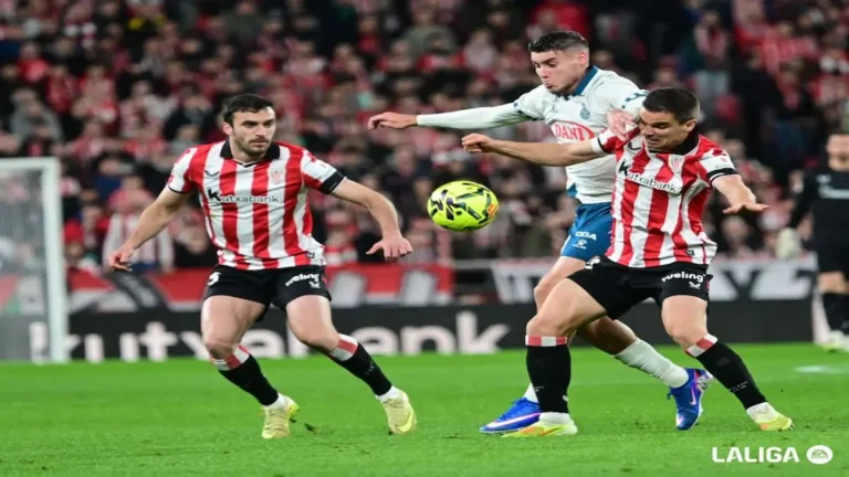 ugadores del Athletic Club y el RCD Espanyol luchando por un balón en San Mamés.