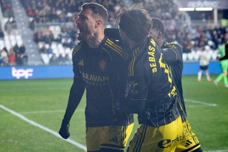 Sinan Bakis celebrando el gol del empate del Real Zaragoza ante el Burgos CF en El Plantío