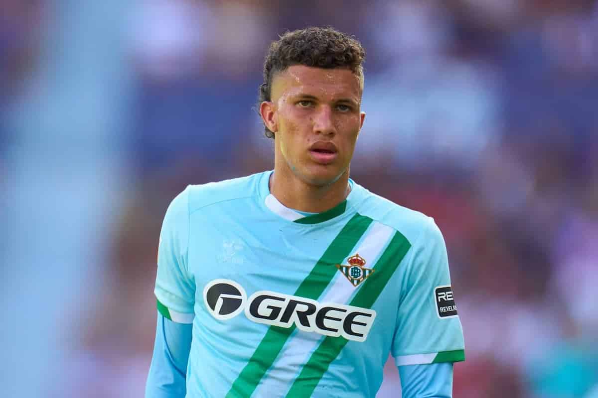 Nelson Deossa, futbolista del Real Betis en medio de un partido