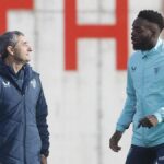 Ernesto Valverde e Iñaki Williams dialogando durante un entrenamiento en Lezama sobre la falta de gol del Athletic Club.
