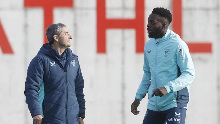 Ernesto Valverde e Iñaki Williams dialogando durante un entrenamiento en Lezama sobre la falta de gol del Athletic Club.