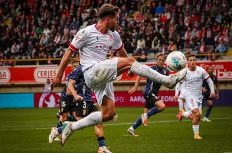 Daniel Paraschiv en el Reino de León, representando el cambio de cromos en la delantera de la Cultural Leonesa.