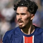 Vitinha, mejor centrocampista del mundo 2025, durante un partido con el PSG ante el interés del Real Madrid