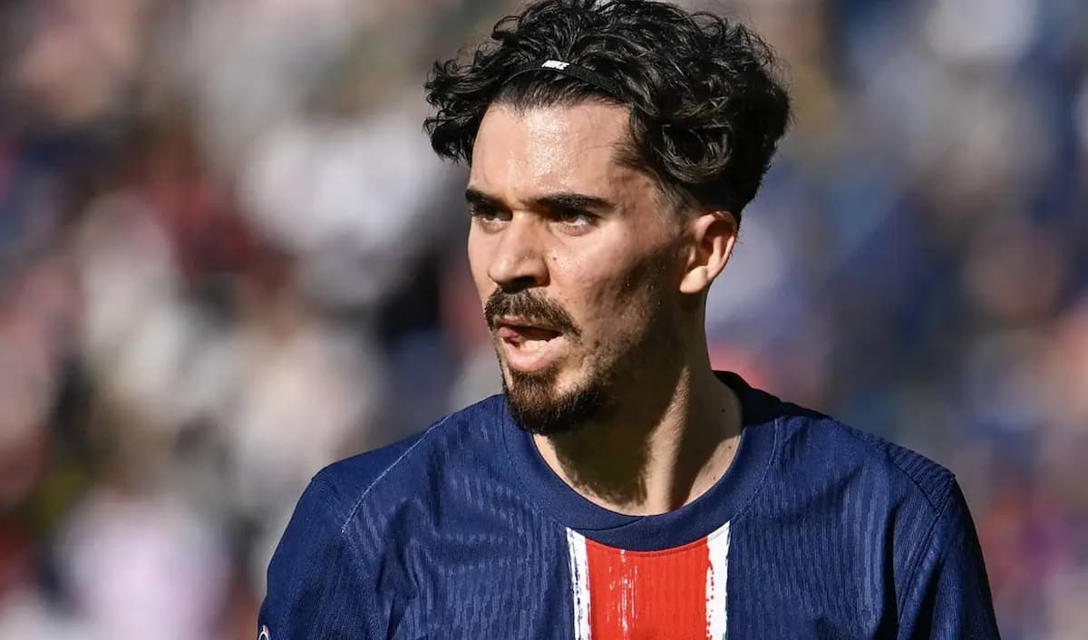 Vitinha, mejor centrocampista del mundo 2025, durante un partido con el PSG ante el interés del Real Madrid