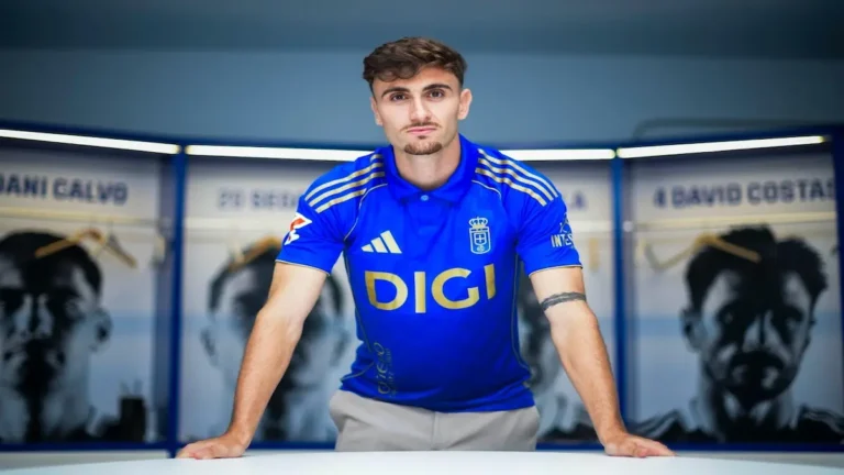 Álex Forés con la camiseta del Oviedo, nuevo fichaje del CD Leganés para la segunda vuelta