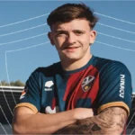 Gustavo Albarracín posa con la SD Huesca antes de su regreso al Deportivo Alavés en el mercado de invierno.