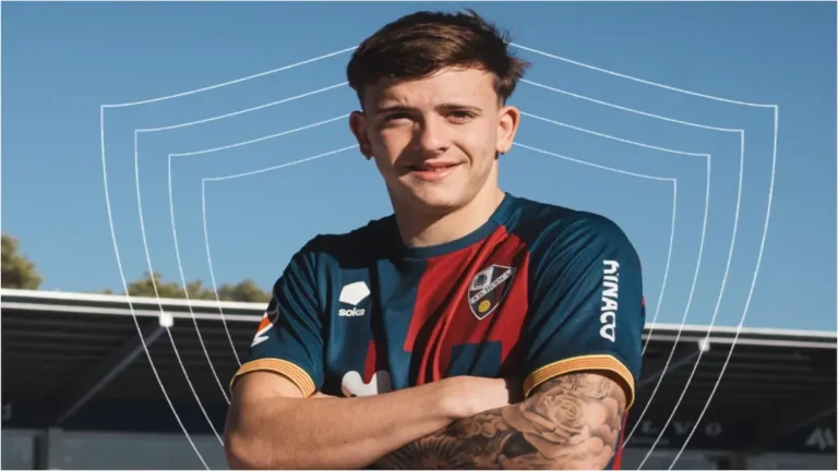 Gustavo Albarracín posa con la SD Huesca antes de su regreso al Deportivo Alavés en el mercado de invierno.