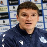 Ion Ansotegi, entrenador del Sanse, durante un entrenamiento en Zubieta analizando el partido contra la Cultural Leonesa.