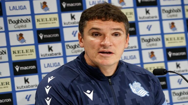 Ion Ansotegi, entrenador del Sanse, durante un entrenamiento en Zubieta analizando el partido contra la Cultural Leonesa.