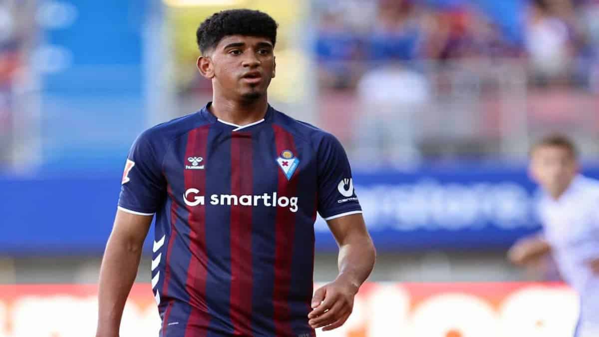 Adu Ares durante un entrenamiento, baja en el Eibar para el partido contra el Mirandés