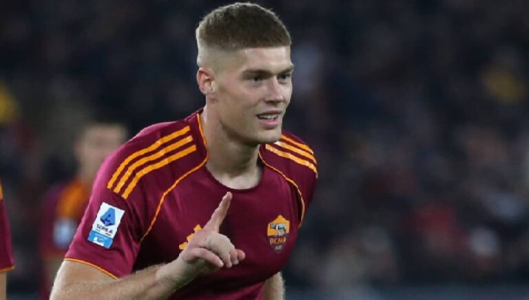 Artem Dovbyk con la camiseta de AS Roma, objetivo del Real Betis para reforzar su delantera en el mercado de invierno.