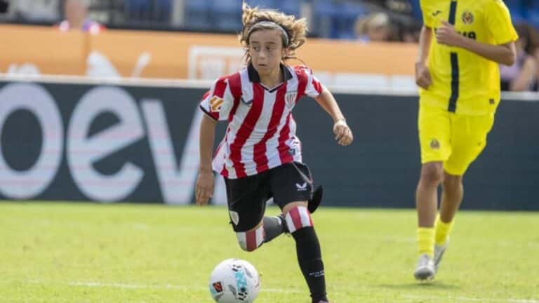 Aran Aparicio, jugador sub-13 del Athletic Club, conduciendo el balón con su zurda en LaLiga Futures.