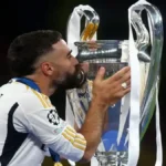 Dani Carvajal celebrando un título con el Real Madrid en el Santiago Bernabéu
