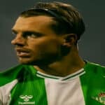 Celso, Jugador de fútbol del Real Betis con cinta en la cabeza durante un partido