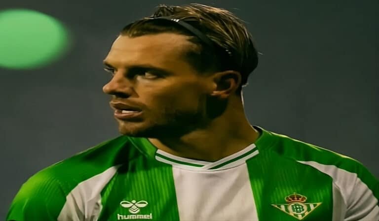 Celso, Jugador de fútbol del Real Betis con cinta en la cabeza durante un partido