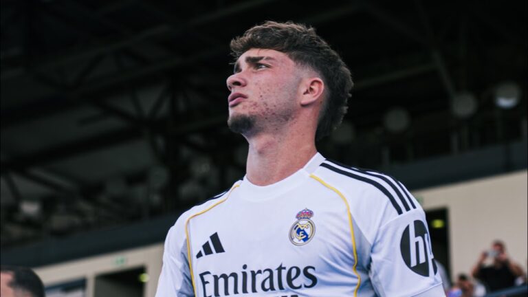 Jorge Cestero celebrando un balón recuperado con el Real Madrid Castilla.