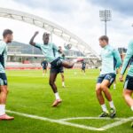 Iñaki Williams arengando a sus compañeros durante un entrenamiento previo al duelo de Champions contra el Atalanta.