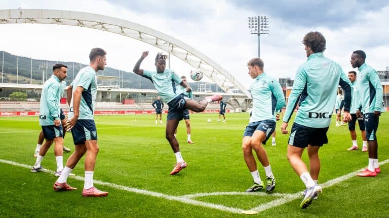 Iñaki Williams arengando a sus compañeros durante un entrenamiento previo al duelo de Champions contra el Atalanta.