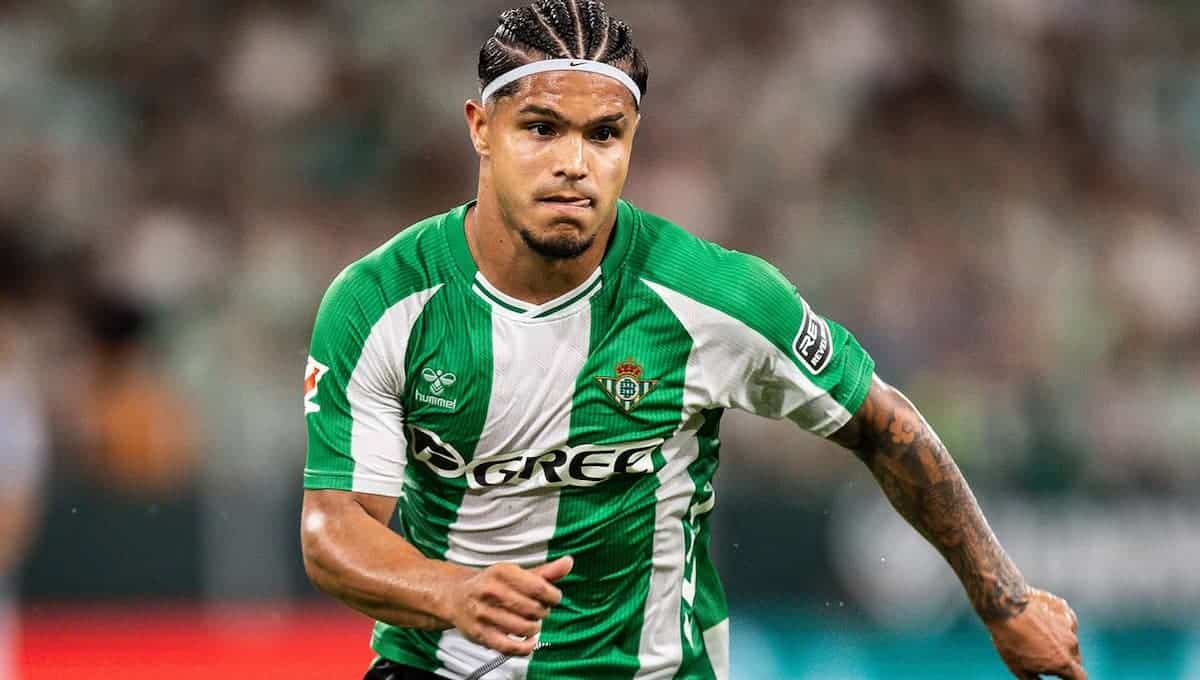 El Cucho Hernández disputa un balón con el Real Betis