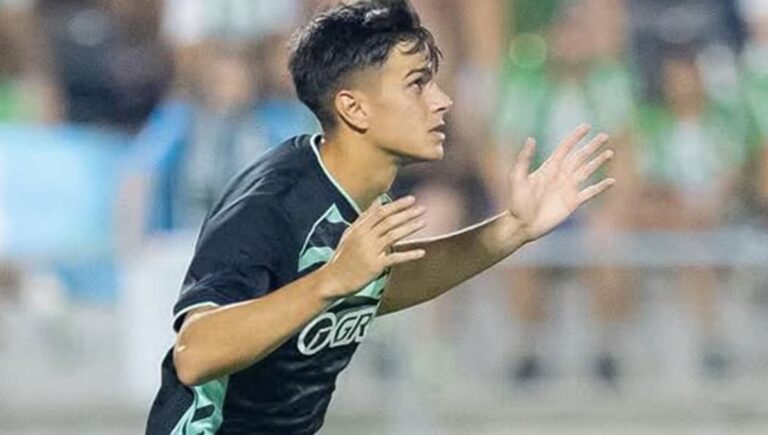 Dani Pérez celebrando un gol con el Betis Deportivo, pretendido por el Valladolid, Mirandés y Ceuta en el mercado de invierno.