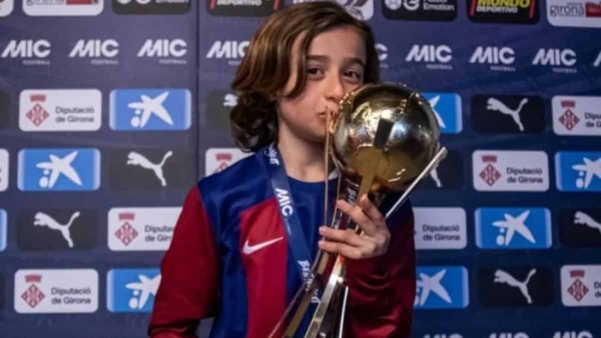 Aran Aparicio besa un trofeo obtenido con la cantera del FC Barcelona y ahora hace parte de la del Athletic