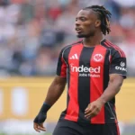 Elye Wahi, delantero pretendido por el Sevilla FC, durante un partido de Champions League con el Eintracht Frankfurt