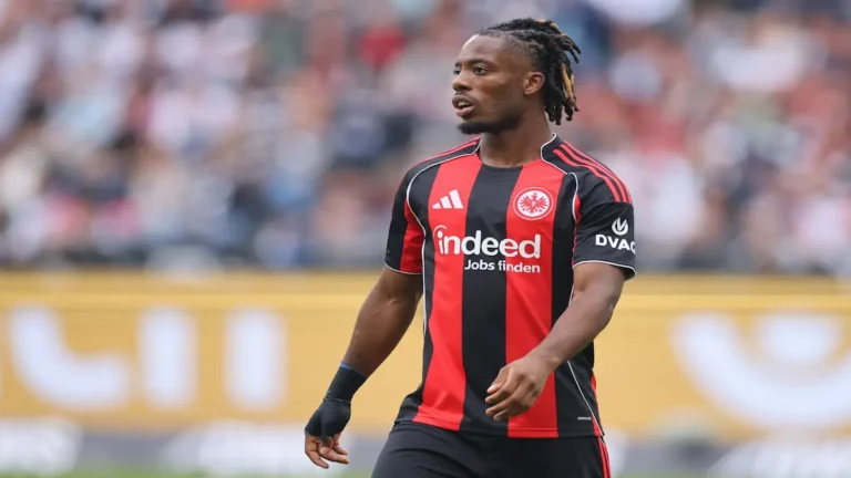 Elye Wahi, delantero pretendido por el Sevilla FC, durante un partido de Champions League con el Eintracht Frankfurt