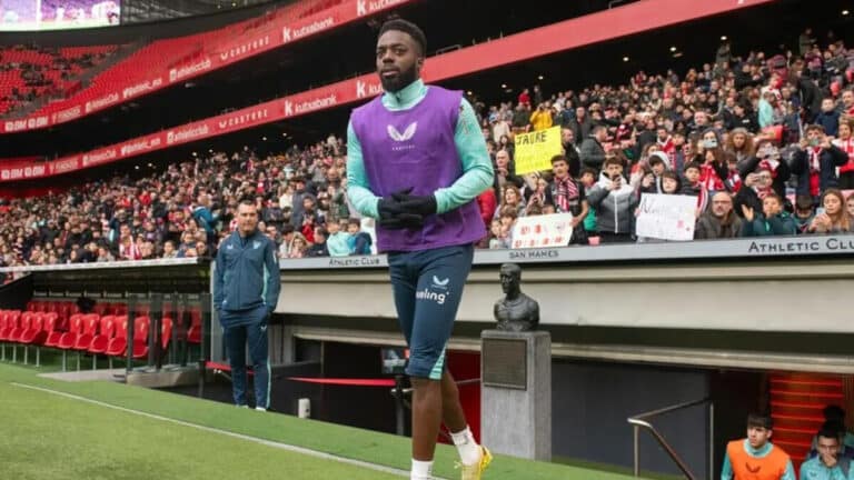 Iñaki Williams en el entrenamiento a puertas abiertas en San Mamés. El extremo criticó duramente la Supercopa en Arabia