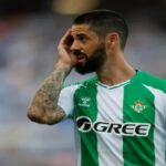 Isco Alarcón con muletas tras su operación, junto a Manuel Pellegrini en la ciudad deportiva del Real Betis.