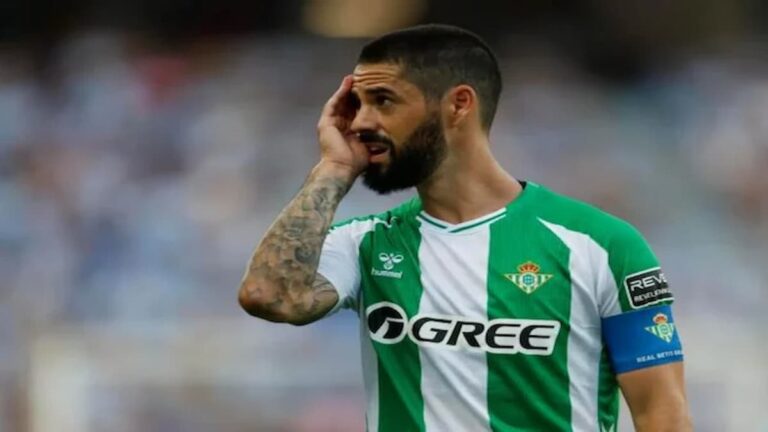 Isco Alarcón, capitán del Real Betis, cabizbajo tras conocer que debe volver a operarse de su lesión.