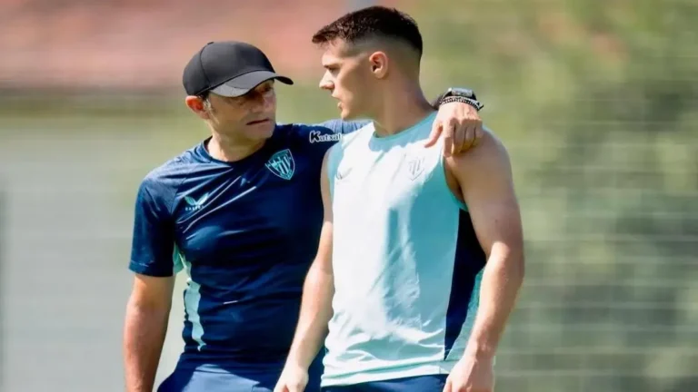 Urko Izeta durante un entrenamiento con el Athletic Club bajo la mirada de Ernesto Valverde.