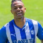 Mariano Díaz calentando con el Deportivo Alavés en un partido de LaLiga, actualmente apartado del equipo.
