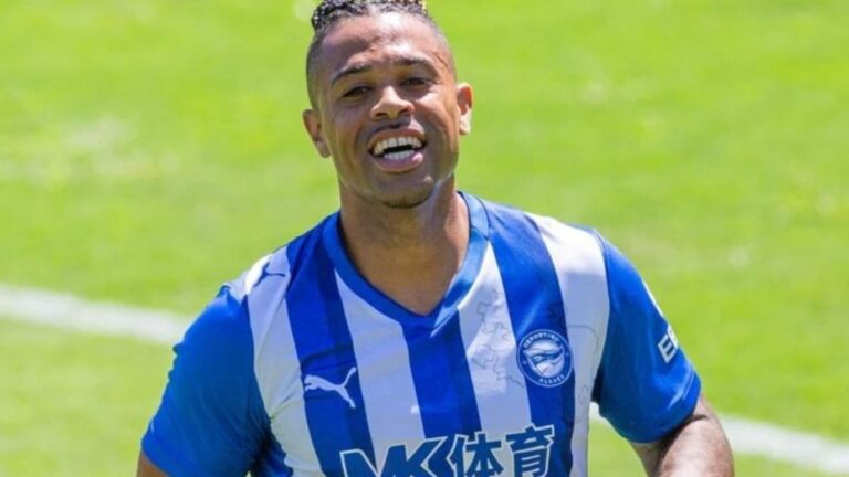 Mariano Díaz calentando con el Deportivo Alavés en un partido de LaLiga, actualmente apartado del equipo.