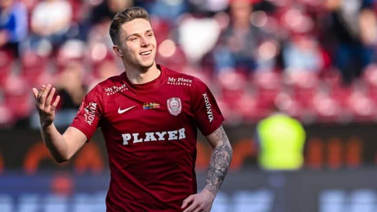 Sadiq Umar, Emmanuel Dennis y Louis Munteanu, los tres delanteros que busca el Valencia CF