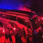 ficionados del RCD Espanyol reciben con bengalas al autobús del equipo en el RCDE Stadium tras ganar al Athletic.