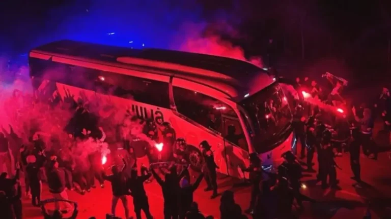 ficionados del RCD Espanyol reciben con bengalas al autobús del equipo en el RCDE Stadium tras ganar al Athletic.