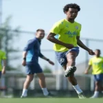 Oscar Bobb con la equipación del Manchester City, pretendido por el Sevilla FC, Fulham y Crystal Palace en el mercado de invierno.